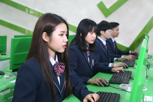 女生初中畢業(yè)學(xué)什么？女生適合學(xué)互聯(lián)網(wǎng)嗎？
